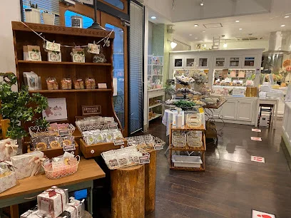 アン・ファミーユまで徒歩6分