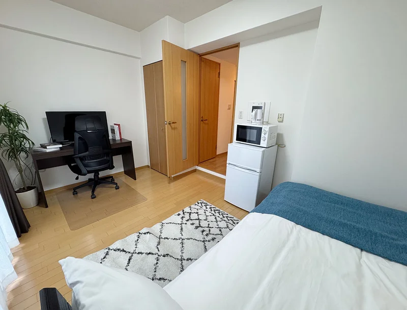 写真はお部屋のイメージです。ラグなどの室内装飾はございません。