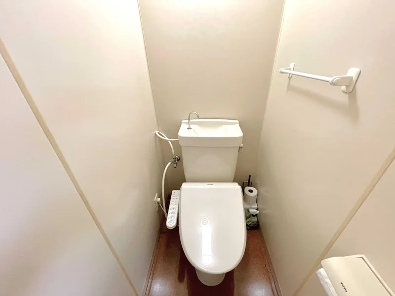 トイレ用洗剤、ブラシをご用意しておりますので長期ご利用の場合の気になる汚れなどもお掃除して頂けます♪オプション不要の新高岡駅前ウィークリーマンション。
