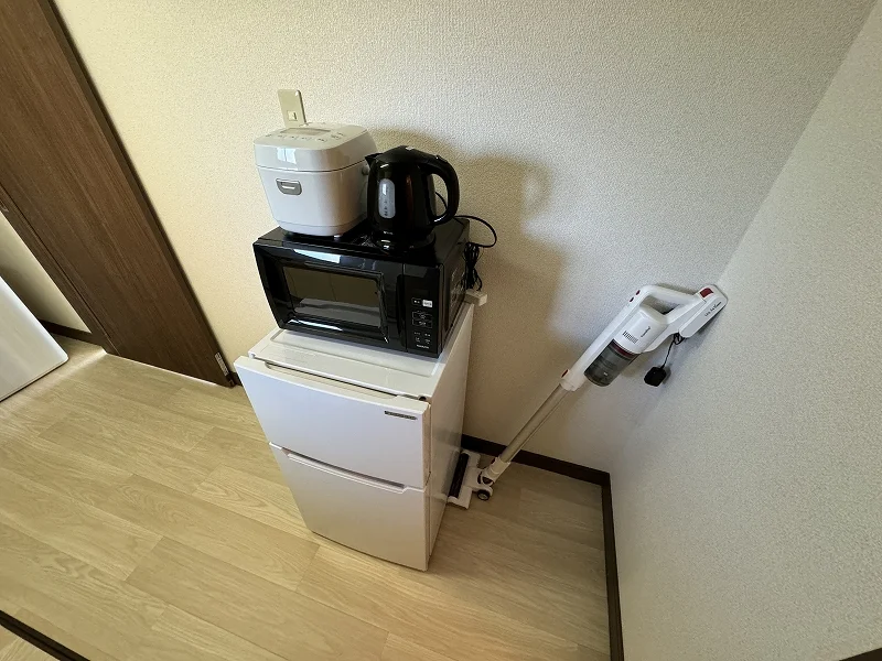【冷蔵庫・電子レンジ】ホテルと違い富山駅前(ＮＴＴ西日本桜橋ビル前)ウィークリーマンションでは標準設備♪一人暮らしに適した冷蔵庫なので1週間以上の暮らしに最適★お客様の声から今の形になりました。