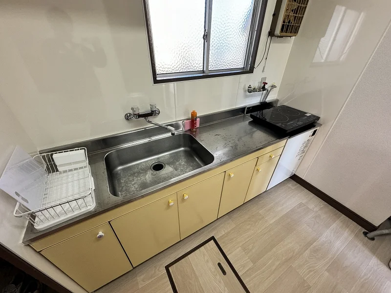 キッチンには冷蔵庫、ケトル、炊飯器、調理器具を完備。ホテルと違い自炊できるのでで長期ご利用のお客様でも安心ですね！富山駅前(ＮＴＴ西日本桜橋ビル前)ウィークリーマンションの強みです♪