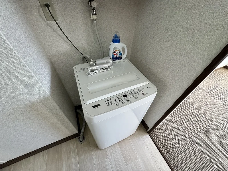 【洗濯機画像】ホテルと違い洗濯機がある生活は良いですね♪7日以上の利用なら富山駅前(ＮＴＴ西日本桜橋ビル前)ウィークリーマンションをご利用下さい★洗濯洗剤も完備‼