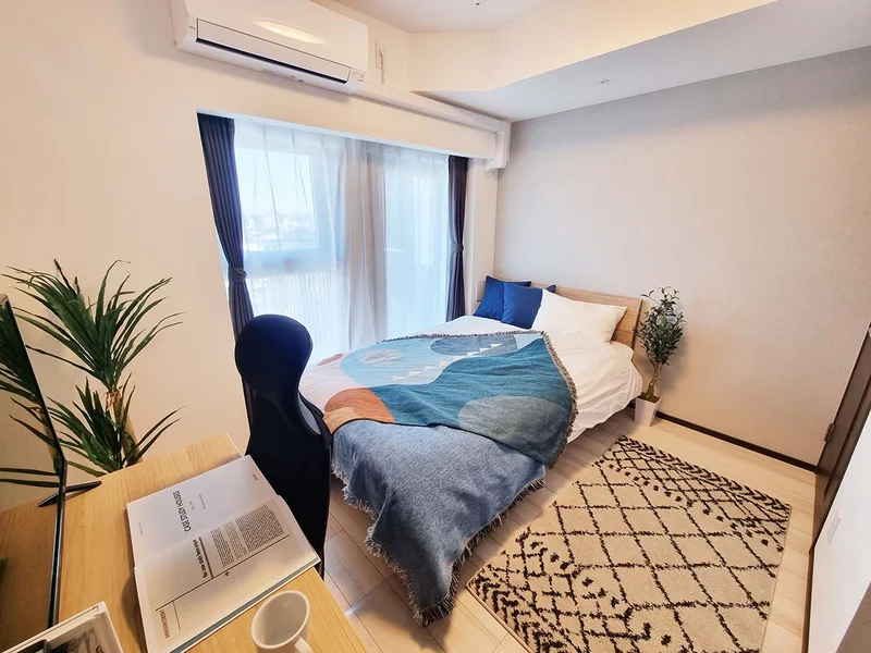 写真はお部屋のイメージです。ラグなどの室内装飾はございません。