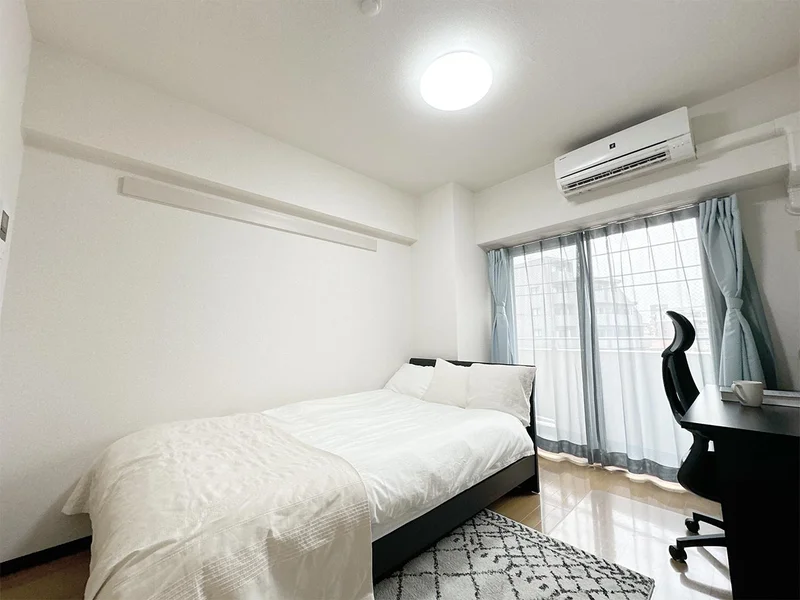 写真はお部屋のイメージです。ラグなどの室内装飾はございません。