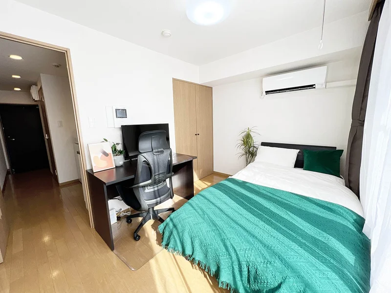 写真はお部屋のイメージです。ラグなどの室内装飾はございません。