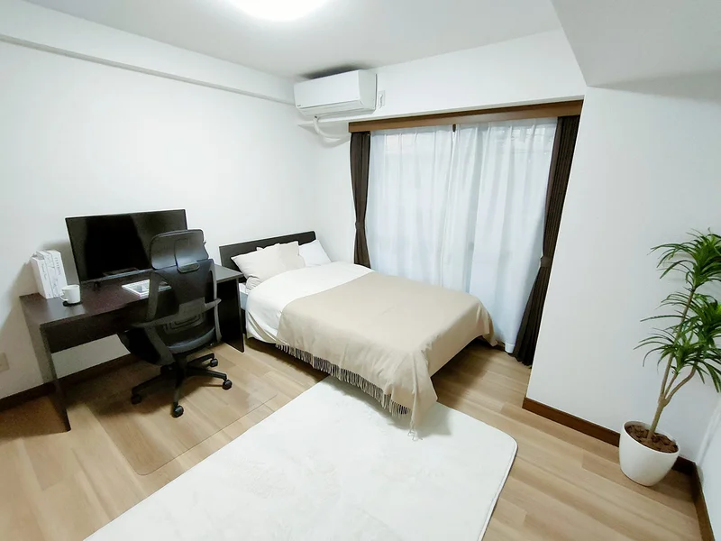 写真はお部屋のイメージです。ラグなどの室内装飾はございません。