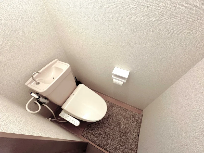 【トイレ画像】ウォシュレット付トイレです(*^^)v清掃道具もご用意しております☆彡JR岡山駅東口前ウィークリーマンションでは標準設備です♪物件によっては２名以上での利用が可能な物件もあります♪