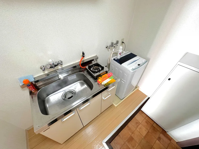 キッチンには冷蔵庫、ケトル、炊飯器、調理器具を完備。ホテルと違い自炊できるのでで長期ご利用のお客様でも安心ですね！JR岡山駅東口前ウィークリーマンションの強みです♪
