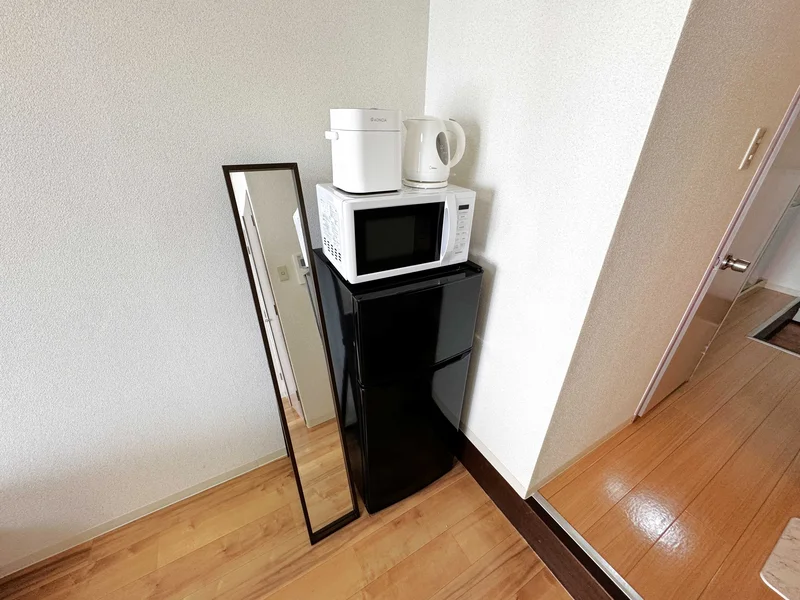 【冷蔵庫・電子レンジ】ホテルと違いJR岡山駅東口前ウィークリーマンションでは標準設備♪一人暮らしに適した冷蔵庫なので1週間以上の暮らしに最適★お客様の声から今の形になりました。