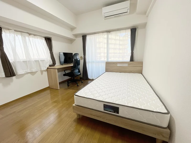 写真はお部屋のイメージです。ラグなどの室内装飾はございません。