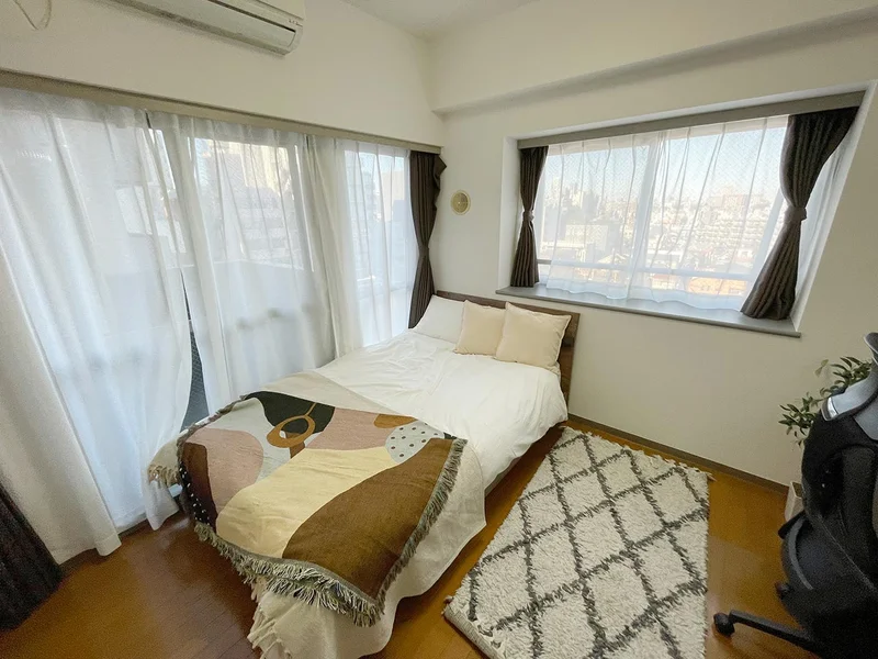 写真はお部屋のイメージです。ラグなどの室内装飾はございません。