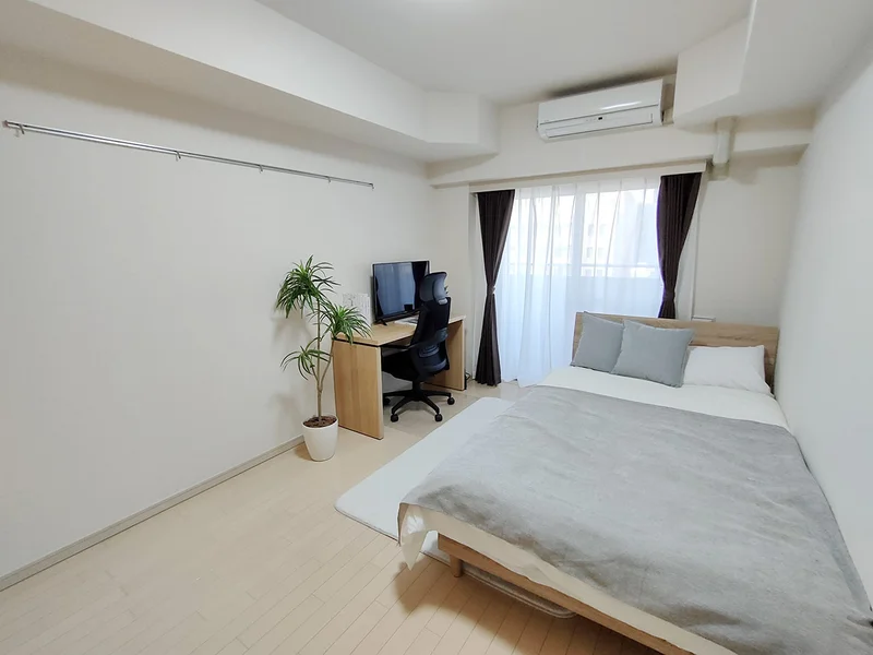 写真はお部屋のイメージです。ラグなどの室内装飾はございません。