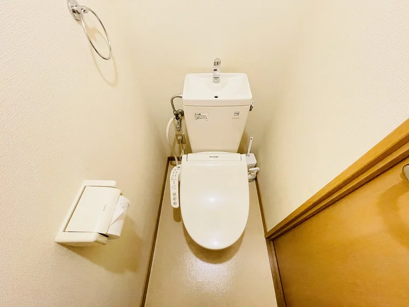 ウォシュレットつきのトイレです。老若男女皆様に安心してご利用いただけますね☆トイレにもトイレ用洗剤とトイレ用ブラシをご用意しておりますので長期ご利用の場合の気になる汚れなどもお掃除して頂けます＾＾