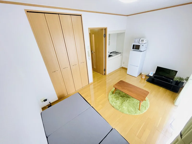 温かい雰囲気のお部屋！自宅で暮らすような空間が魅力的♪出張の方はもちろん、学生さんや観光でいらっしゃる方にもSマンスーのお部屋は家具・家電・備品の充実度が高いため大変ご好評いただいております。