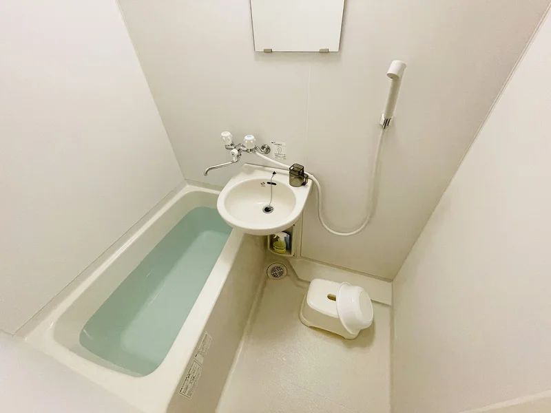 バストイレは別♪バスルームには風呂桶・風呂イス・風呂用洗剤・スポンジをご用意しておりますのでぜひご活用ください！
