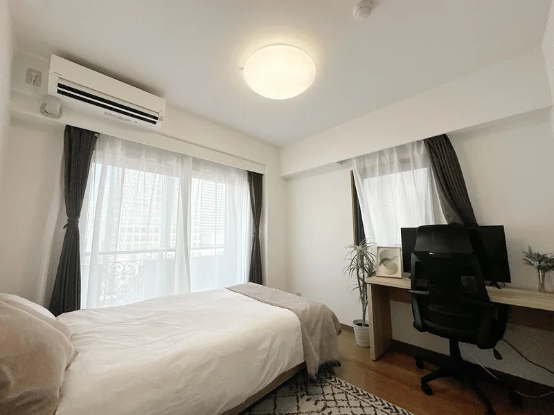 写真はお部屋のイメージです。ラグなどの室内装飾はございません。