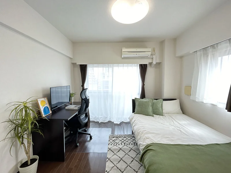 写真はお部屋のイメージです。ラグなどの室内装飾はございません。