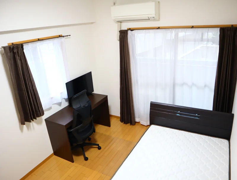 写真はお部屋のイメージです。ラグなどの室内装飾はございません。
