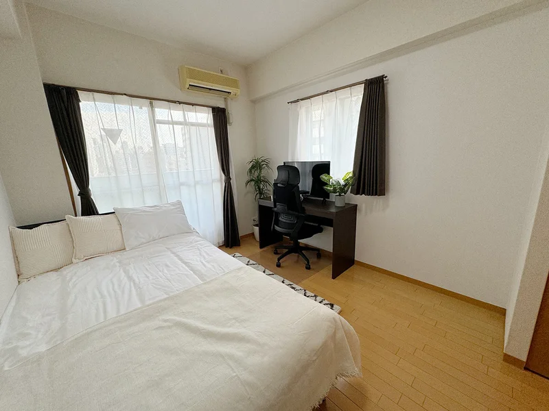 写真はお部屋のイメージです。ラグなどの室内装飾はございません。