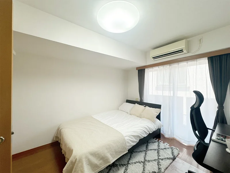 写真はお部屋のイメージです。ラグなどの室内装飾はございません。