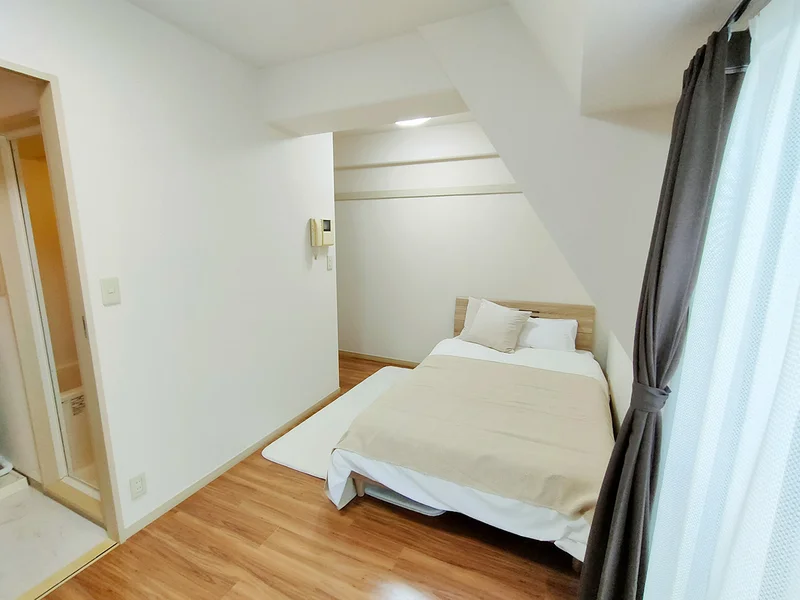 写真はお部屋のイメージです。ラグなどの室内装飾はございません。