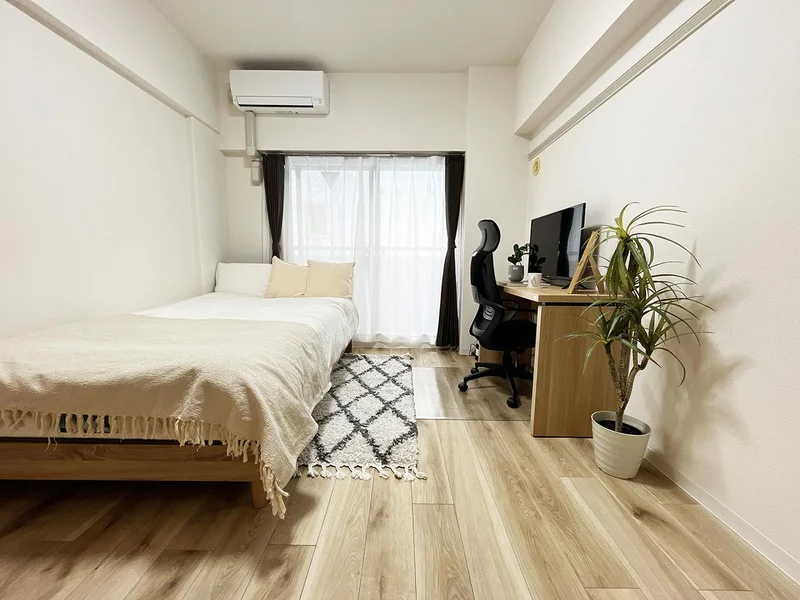 写真はお部屋のイメージです。ラグなどの室内装飾はございません。