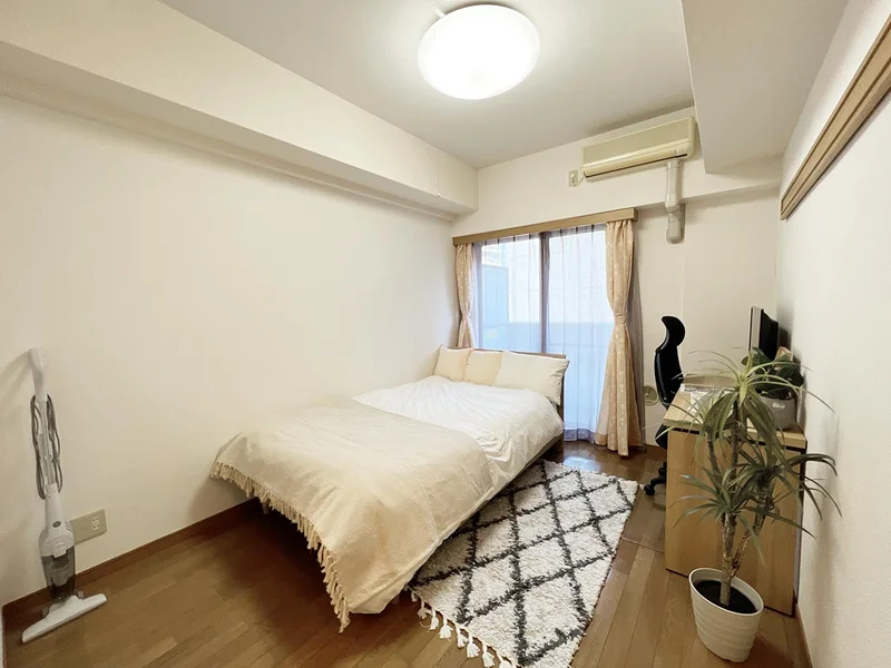 写真はお部屋のイメージです。ラグなどの室内装飾はございません。