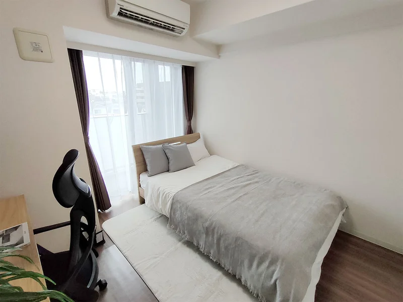 写真はお部屋のイメージです。ラグなどの室内装飾はございません。