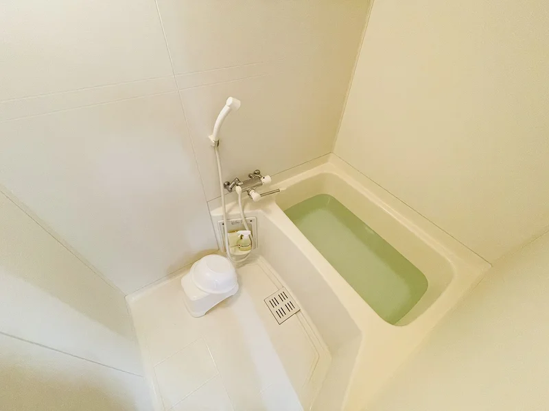 バストイレは別♪バスルームには風呂桶・風呂イス・風呂用洗剤・スポンジをご用意しておりますのでぜひご活用ください！