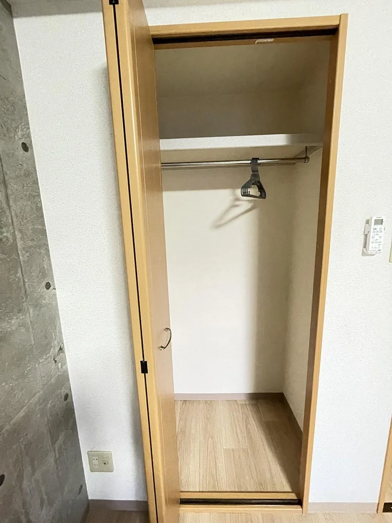 収納スペースも広く、長期滞在でも安心！！嬉しいポール付☆☆