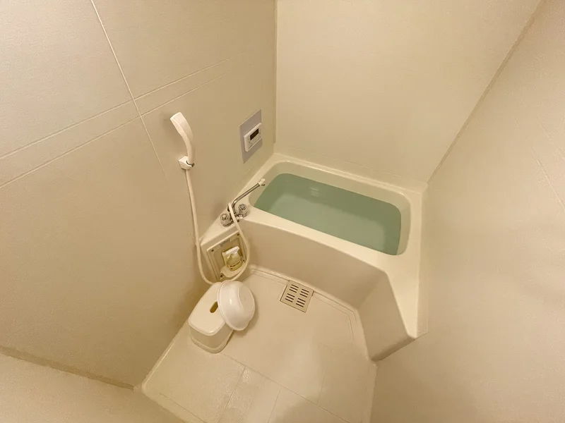 バストイレは別♪バスルームには風呂桶・風呂イス・風呂用洗剤・スポンジをご用意しておりますのでぜひご活用ください！
