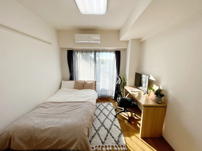 写真はお部屋のイメージです。ラグなどの室内装飾はございません。