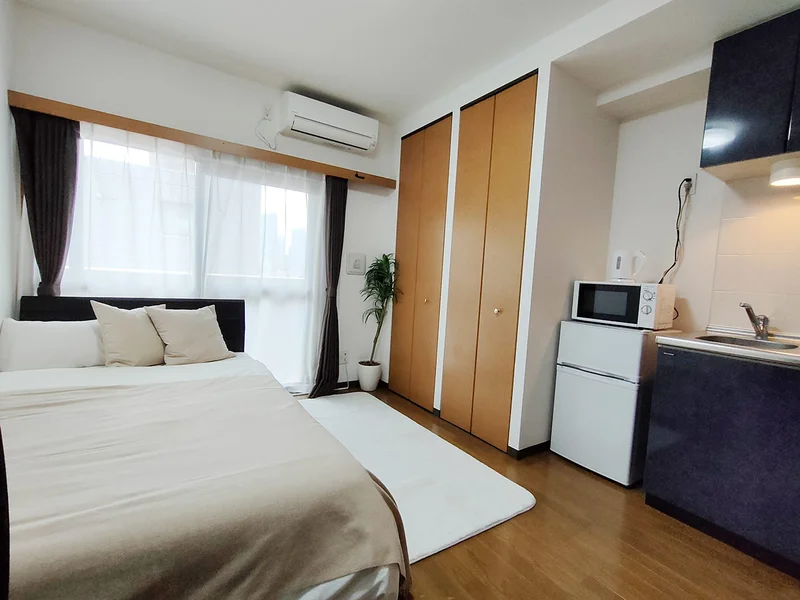 写真はお部屋のイメージです。ラグなどの室内装飾はございません。