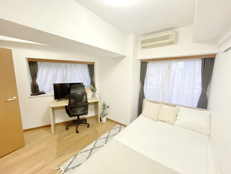 写真はお部屋のイメージです。ラグなどの室内装飾はございません。