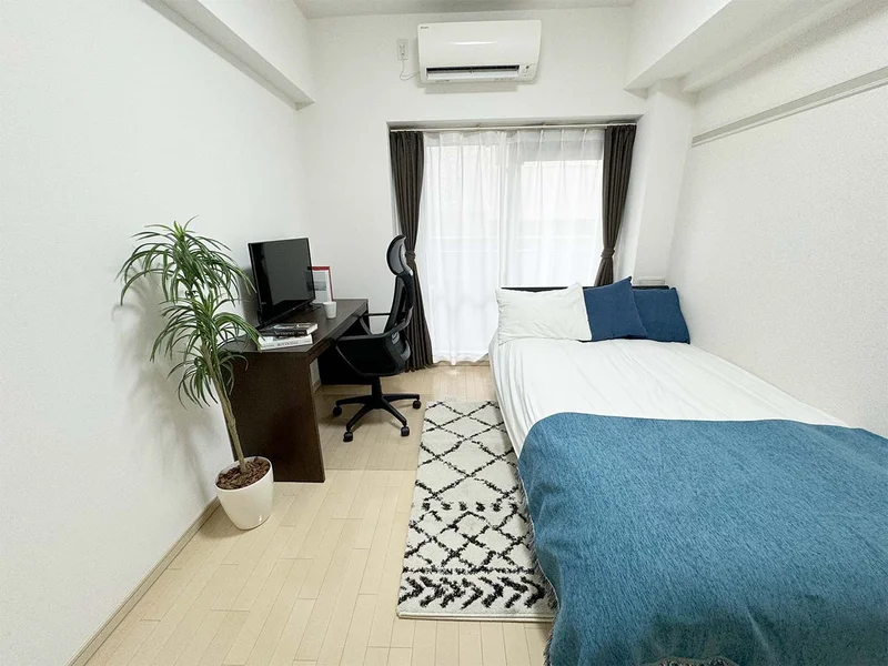 写真はお部屋のイメージです。ラグなどの室内装飾はございません。