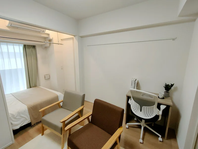 写真はお部屋のイメージです。ラグなどの室内装飾はございません。