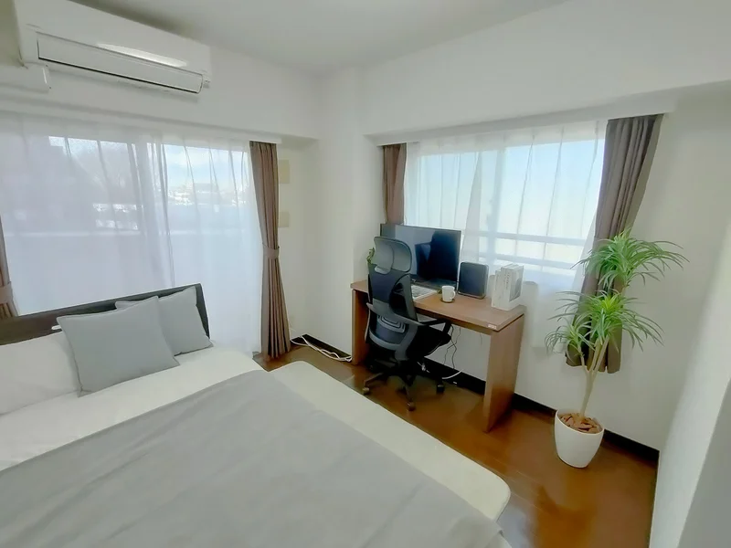 写真はお部屋のイメージです。ラグなどの室内装飾はございません。