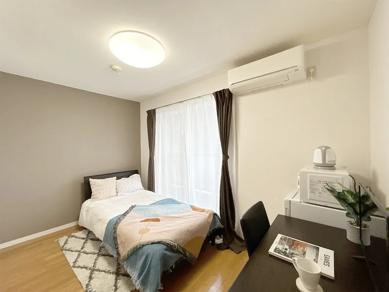 写真はお部屋のイメージです。ラグなどの室内装飾はございません。