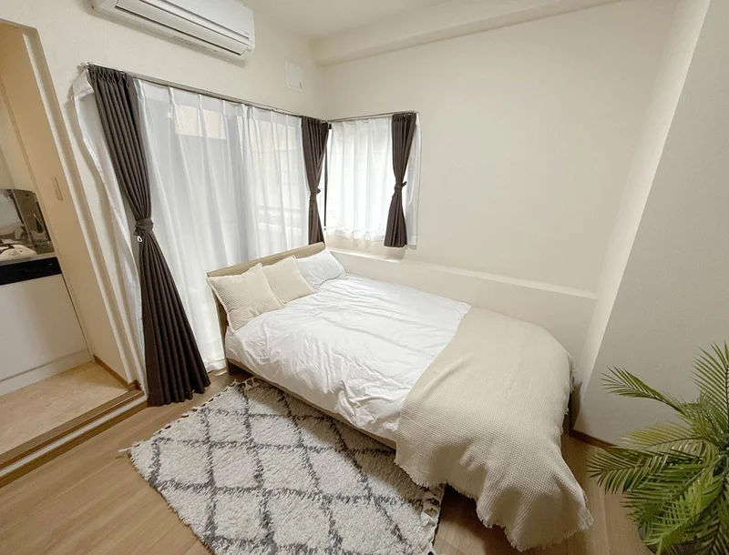 写真はお部屋のイメージです。ラグなどの室内装飾はございません。