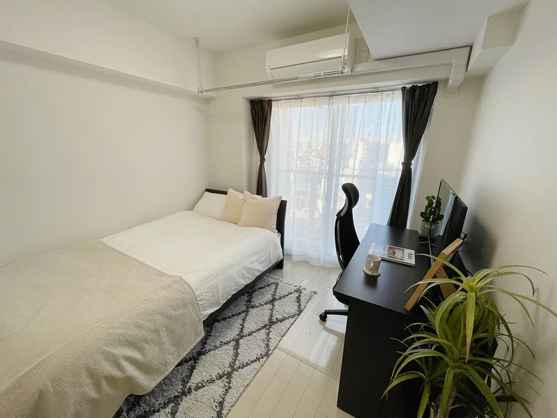 写真はお部屋のイメージです。ラグなどの室内装飾はございません。