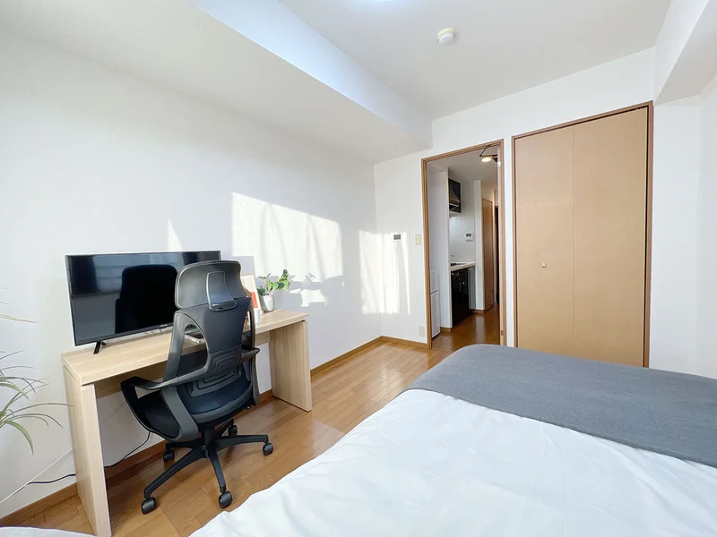 写真はお部屋のイメージです。ラグなどの室内装飾はございません。