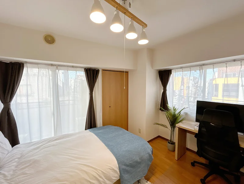 写真はお部屋のイメージです。ラグなどの室内装飾はございません。