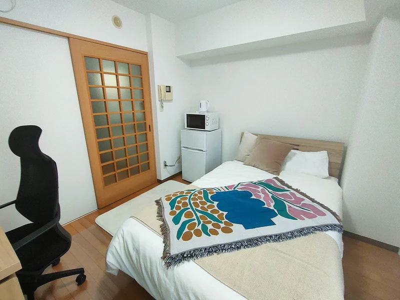 写真はお部屋のイメージです。ラグなどの室内装飾はございません。