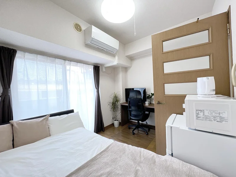 写真はお部屋のイメージです。ラグなどの室内装飾はございません。