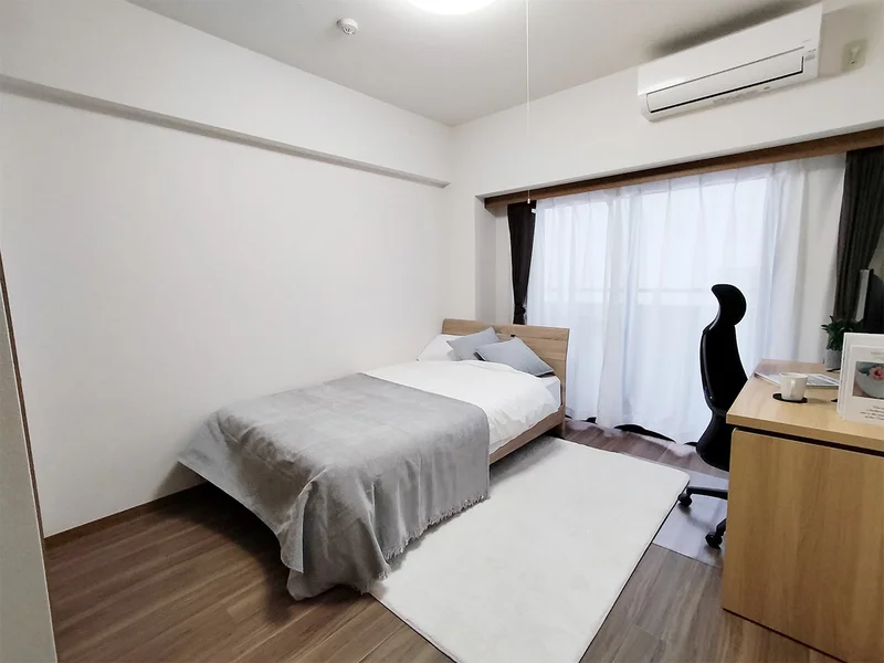 写真はお部屋のイメージです。ラグなどの室内装飾はございません。