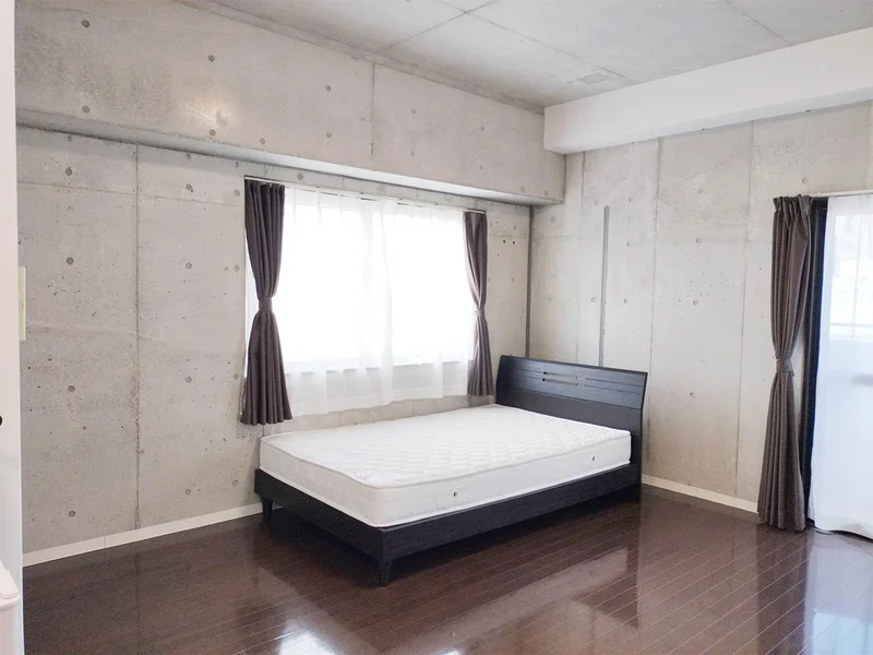 写真はお部屋のイメージです。ラグなどの室内装飾はございません。