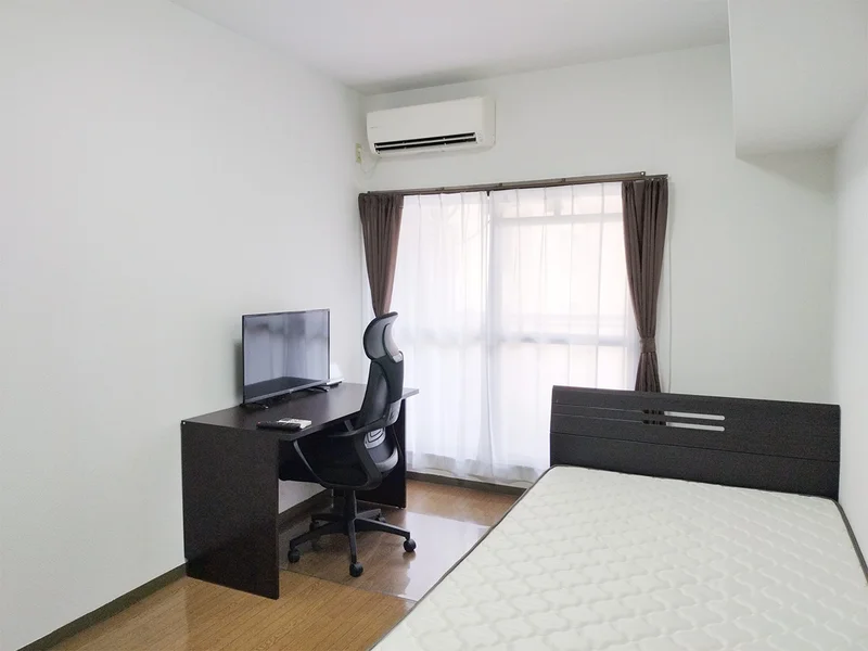 写真はお部屋のイメージです。ラグなどの室内装飾はございません。