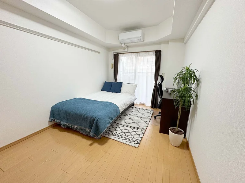 写真はお部屋のイメージです。ラグなどの室内装飾はございません。