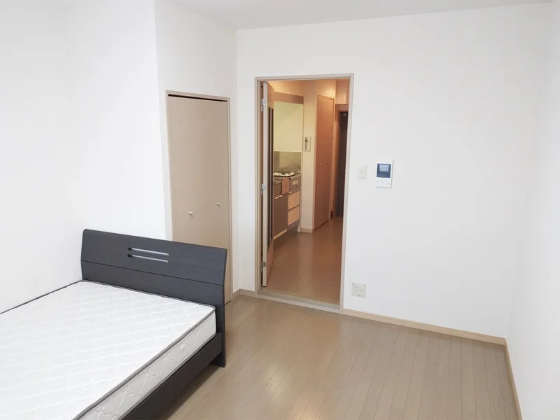 写真はお部屋のイメージです。ラグなどの室内装飾はございません。