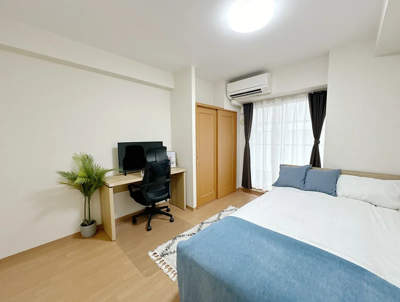 写真はお部屋のイメージです。ラグなどの室内装飾はございません。